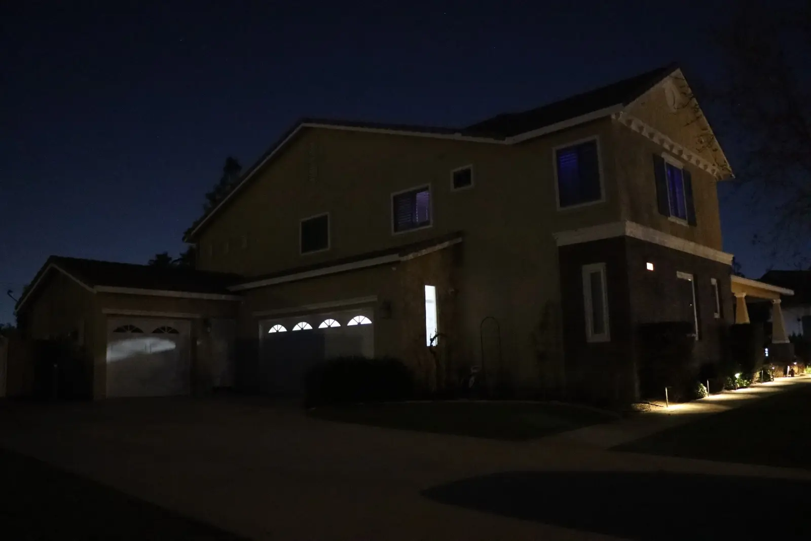 Florida home roofline before permanent lighting installation